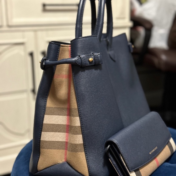 💎Burberry handbag 💎 with matching Wallet - Picture 2 of 3